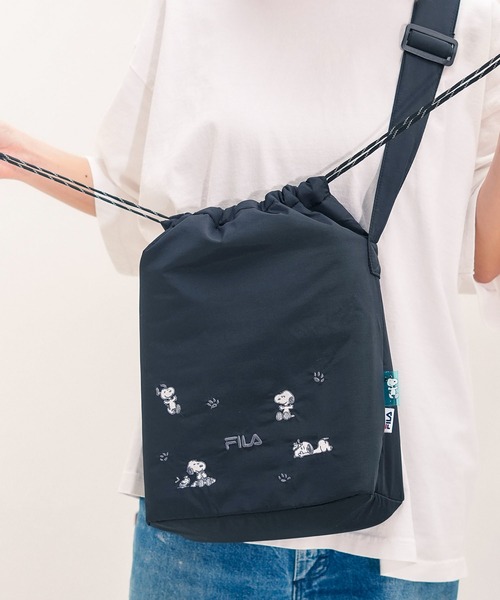 FILA(フィラ)の「【FILA/フィラ × PEANUTS/ピーナッツ】フロント刺繍 ドローストリングショルダーバッグ(ショルダーバッグ・レディース・シルバー/ブラック/ホワイト・FREE)」の2枚目の写真