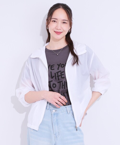 DRESKIP（ドレスキップ）の「【S-LL】程よいシアー感　大人世代の軽やかフードブルゾン（ブルゾン・レディース・ベージュ/ネイビー/オフホワイト・03/04/01/02）」の4枚目の写真