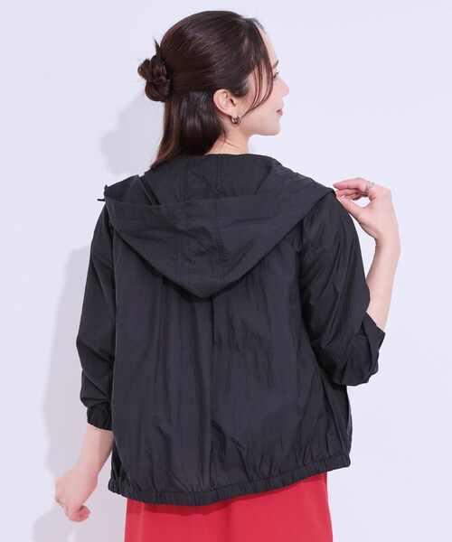 DRESKIP（ドレスキップ）の「【S-LL】程よいシアー感　大人世代の軽やかフードブルゾン（ブルゾン・レディース・ベージュ/ネイビー/オフホワイト・03/04/01/02）」の9枚目の写真