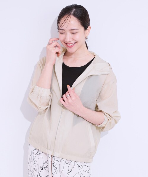 DRESKIP（ドレスキップ）の「【S-LL】程よいシアー感　大人世代の軽やかフードブルゾン（ブルゾン・レディース・ベージュ/ネイビー/オフホワイト・03/04/01/02）」の13枚目の写真