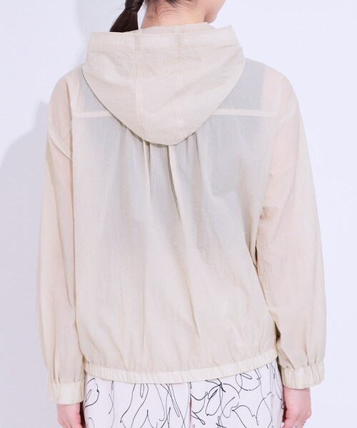 DRESKIP（ドレスキップ）の「【S-LL】程よいシアー感　大人世代の軽やかフードブルゾン（ブルゾン・レディース・ベージュ/ネイビー/オフホワイト・03/04/01/02）」の18枚目の写真