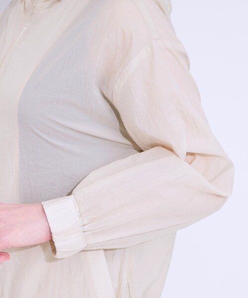 DRESKIP（ドレスキップ）の「【S-LL】程よいシアー感　大人世代の軽やかフードブルゾン（ブルゾン・レディース・ベージュ/ネイビー/オフホワイト・03/04/01/02）」の21枚目の写真