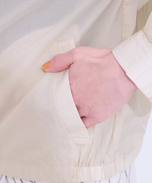 DRESKIP（ドレスキップ）の「【S-LL】程よいシアー感　大人世代の軽やかフードブルゾン（ブルゾン・レディース・ベージュ/ネイビー/オフホワイト・03/04/01/02）」の22枚目の写真