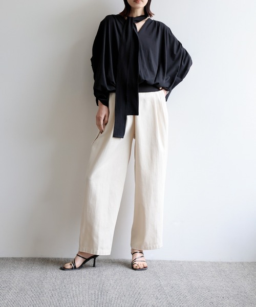 select MOCA Et(セレクトモカエト)の「【Et】Tie-Detail Balloon Sleeve V-Neck Knit Top(Tシャツ/カットソー・レディース・ブラック/オフホワイト・FREE)」の13枚目の写真