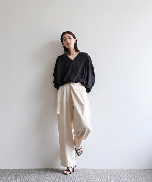 select MOCA Et(セレクトモカエト)の「【Et】Tie-Detail Balloon Sleeve V-Neck Knit Top(Tシャツ/カットソー・レディース・ブラック/オフホワイト・FREE)」の18枚目の写真