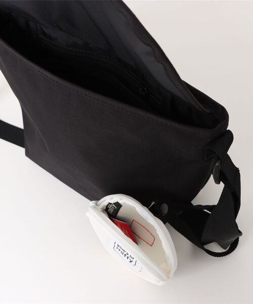 Manhattan Portage（マンハッタンポーテージ）の「NYLON MESSENGER BAG(XXS) BACK POCKET W/ DIVIDER MAGNET 500D CORDURA MIFFY 70TH（メッセンジャーバッグ・レディース・ブラック・X-SMALL）」の19枚目の写真