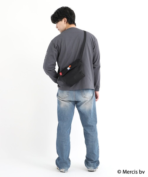 Manhattan Portage（マンハッタンポーテージ）の「NYLON MESSENGER BAG(XXS) BACK POCKET W/ DIVIDER MAGNET 500D CORDURA MIFFY 70TH（メッセンジャーバッグ・レディース・ブラック・X-SMALL）」の2枚目の写真