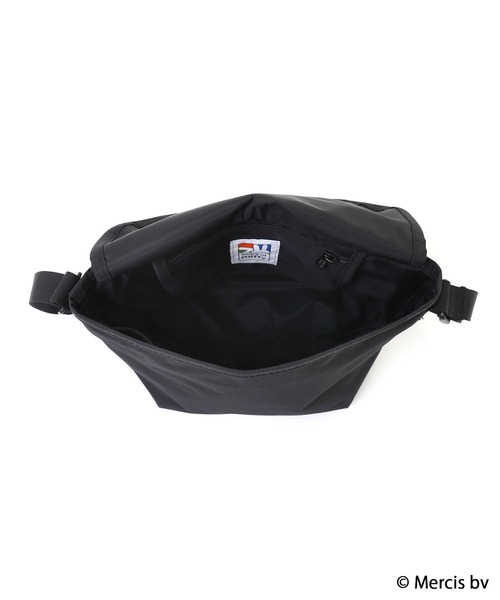 Manhattan Portage（マンハッタンポーテージ）の「NYLON MESSENGER BAG(XXS) BACK POCKET W/ DIVIDER MAGNET 500D CORDURA MIFFY 70TH（メッセンジャーバッグ・レディース・ブラック・X-SMALL）」の12枚目の写真