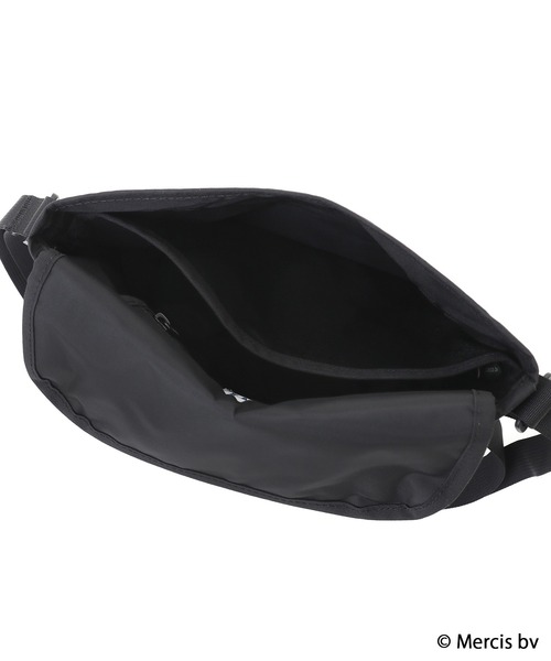 Manhattan Portage（マンハッタンポーテージ）の「NYLON MESSENGER BAG(XXS) BACK POCKET W/ DIVIDER MAGNET 500D CORDURA MIFFY 70TH（メッセンジャーバッグ・レディース・ブラック・X-SMALL）」の9枚目の写真