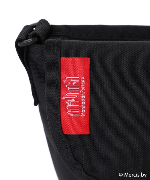 Manhattan Portage（マンハッタンポーテージ）の「NYLON MESSENGER BAG(XXS) BACK POCKET W/ DIVIDER MAGNET 500D CORDURA MIFFY 70TH（メッセンジャーバッグ・レディース・ブラック・X-SMALL）」の6枚目の写真
