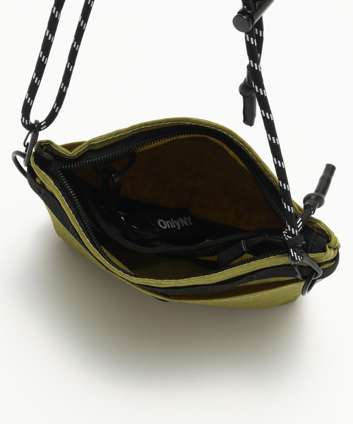 ONLY NY(オンリーニューヨーク)の「ONLY NY / オンリーニューヨーク Interborough Sacoche Bag(ショルダーバッグ・メンズ・カーキ/ブラック・FREE)」の6枚目の写真