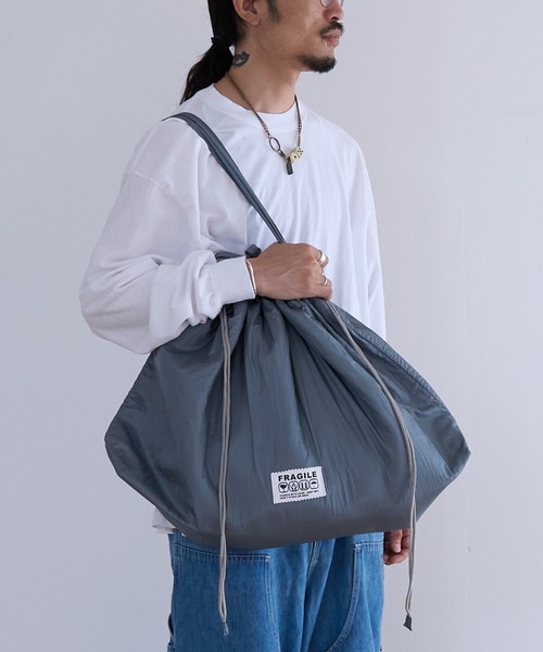 1/2 HALF(ニブンノイチハーフ)の「1/2HALF NYLON PUFF BIG TOTE(トートバッグ・メンズ・ネイビー/イエロー/パープル/ホワイト/レッド/ブラック/スカイブルー/オリーブ/カーキ/イエロー系その他/ピンク/グレー/ライトピンク/エメラルド・FREE)」の5枚目の写真