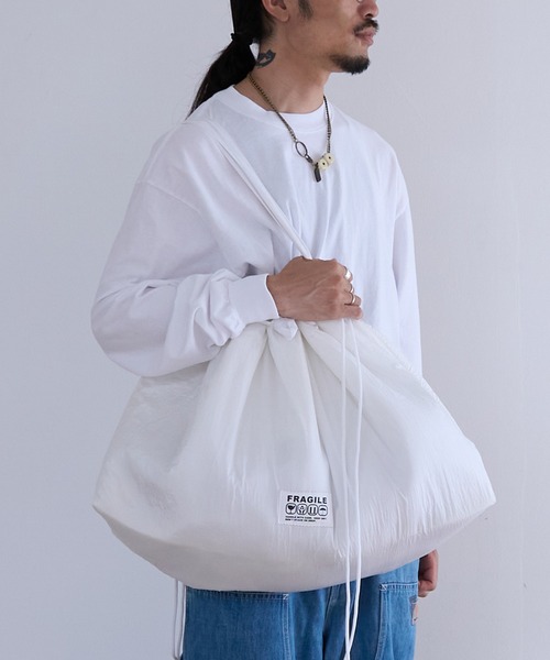 1/2 HALF(ニブンノイチハーフ)の「1/2HALF NYLON PUFF BIG TOTE(トートバッグ・メンズ・ネイビー/イエロー/パープル/ホワイト/レッド/ブラック/スカイブルー/オリーブ/カーキ/イエロー系その他/ピンク/グレー/ライトピンク/エメラルド・FREE)」の3枚目の写真