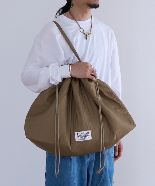 1/2 HALF(ニブンノイチハーフ)の「1/2HALF NYLON PUFF BIG TOTE(トートバッグ・メンズ・ネイビー/イエロー/パープル/ホワイト/レッド/ブラック/スカイブルー/オリーブ/カーキ/イエロー系その他/ピンク/グレー/ライトピンク/エメラルド・FREE)」の7枚目の写真