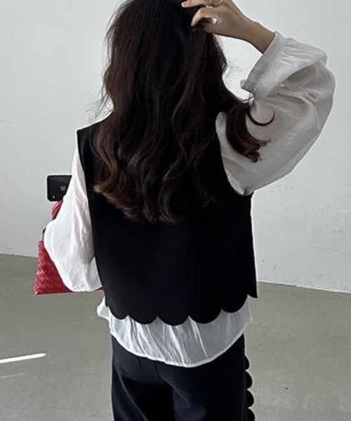 deux amour(ドゥーザムール)の「スカラップデザインノースリトップス(Tシャツ/カットソー・レディース・ブラック/アイボリー・FREE)」の3枚目の写真