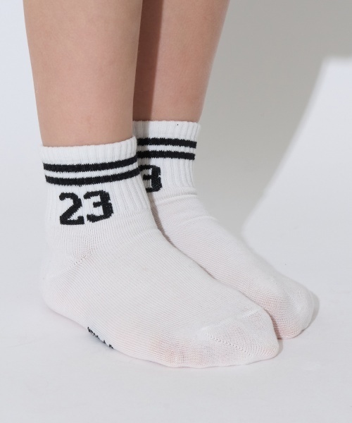 b・ROOM(ビールーム)の「ナンバリングソックス(ソックス/靴下・キッズ・オフホワイト/ブルー/ブラック/オートミール/黄緑系・M/L)」の1枚目の写真