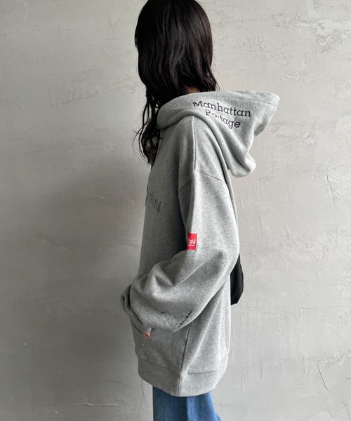 Manhattan Portage（マンハッタンポーテージ）の「[MANHATTAN PORTAGE/マンハッタンポーテージ] 別注 フードロゴ刺繍 スウェットパーカー（パーカー・レディース・グレー/ピンク/ブラック・M/S/XL/L）」の7枚目の写真