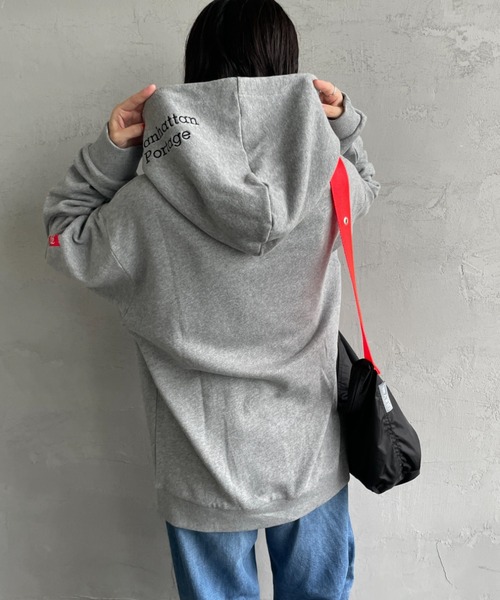 Manhattan Portage（マンハッタンポーテージ）の「[MANHATTAN PORTAGE/マンハッタンポーテージ] 別注 フードロゴ刺繍 スウェットパーカー（パーカー・レディース・グレー/ピンク/ブラック・M/S/XL/L）」の8枚目の写真