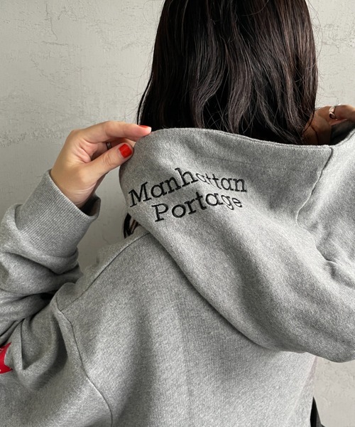 Manhattan Portage（マンハッタンポーテージ）の「[MANHATTAN PORTAGE/マンハッタンポーテージ] 別注 フードロゴ刺繍 スウェットパーカー（パーカー・レディース・グレー/ピンク/ブラック・M/S/XL/L）」の13枚目の写真