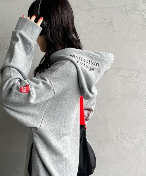 Manhattan Portage（マンハッタンポーテージ）の「[MANHATTAN PORTAGE/マンハッタンポーテージ] 別注 フードロゴ刺繍 スウェットパーカー（パーカー・レディース・グレー/ピンク/ブラック・M/S/XL/L）」の5枚目の写真
