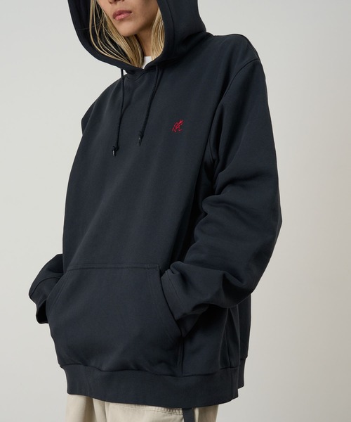 Gramicci（グラミチ）の「ONE POINT HOODED SWEATSHIRT｜ワンポイントフーデッドスウェットシャツ Gramicci グラミチ（スウェット・メンズ・ヘザーグレー/ダークブラウン系/ダークネイビー/オレンジ/グレー系その他/ブラック系その他/レッド・S/M/L/XL/XXL）」の2枚目の写真