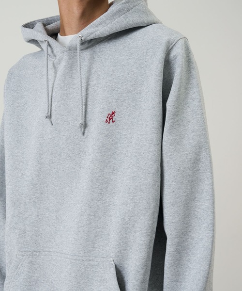 Gramicci（グラミチ）の「ONE POINT HOODED SWEATSHIRT｜ワンポイントフーデッドスウェットシャツ Gramicci グラミチ（スウェット・メンズ・ヘザーグレー/ダークブラウン系/ダークネイビー/オレンジ/グレー系その他/ブラック系その他/レッド・S/M/L/XL/XXL）」の4枚目の写真