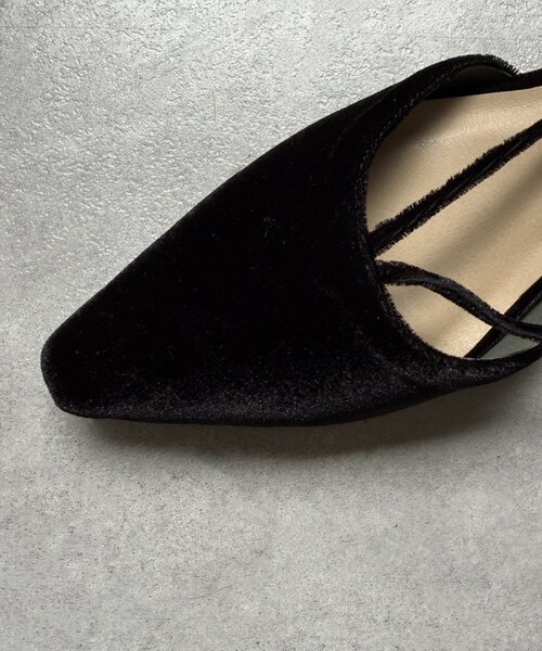 Chez toi(シェトワ)の「Vストラップベロアパンプス(パンプス・レディース・グリーン/ブラック・LARGE/MEDIUM)」の6枚目の写真