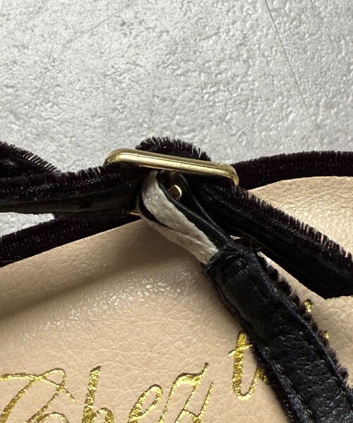 Chez toi(シェトワ)の「Vストラップベロアパンプス(パンプス・レディース・グリーン/ブラック・LARGE/MEDIUM)」の8枚目の写真