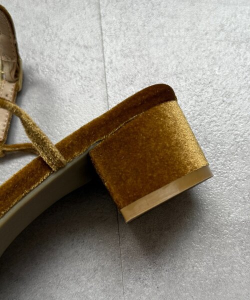 Chez toi(シェトワ)の「Vストラップベロアパンプス(パンプス・レディース・グリーン/ブラック・LARGE/MEDIUM)」の18枚目の写真