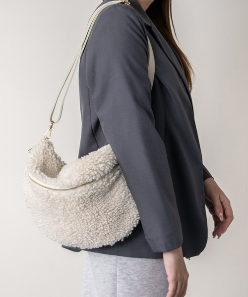 andrea cardone(アンドレアカルドネ)の「【ANDREA CARDONE】レザーストラップボアショルダーバッグ(Q56394)(ショルダーバッグ・レディース・ライトブラウン/アイボリー/カーキ・ALL)」の1枚目の写真
