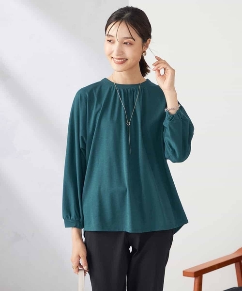 a.v.v(アーヴェヴェ)の「ギャザーネックドルマントップス(Tシャツ/カットソー・レディース・ブラック/グリーン/ボルドー/グレー系その他・40/38/36)」の1枚目の写真