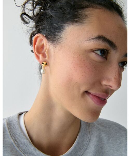 kate spade new york(ケイトスペード ニューヨーク)の「スペード フラワー パール ドロップ ピアス(ピアス(両耳用)・レディース・ホワイト・ONESIZE)」の2枚目の写真