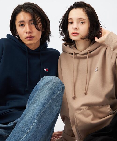 tommy jeans(トミー ジーンズ)の「レギュラーバッジパーカー(スウェット・メンズ・グレー/ブラック/グリーン/ネイビー・X-SMALL/MEDIUM/LARGE/X-LARGE/SMALL)」の1枚目の写真