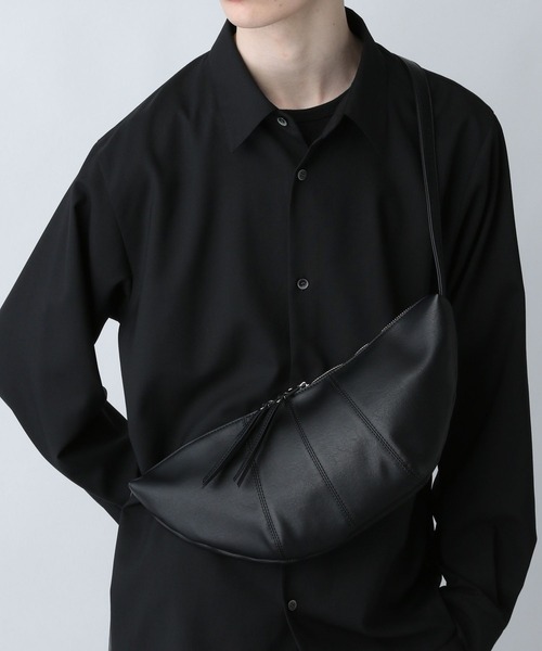 HARE(ハレ)の「ミニクロワッサンBAG(HARE)(ショルダーバッグ・メンズ・ブラック・FREE)」の1枚目の写真