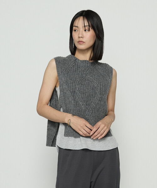 Gabardine K.T（ギャバジンケーティー）の「マシュマロブークレー ニットベスト（ベスト・レディース・ブルー/オフホワイト/グレー/ブラック・9号）」の3枚目の写真