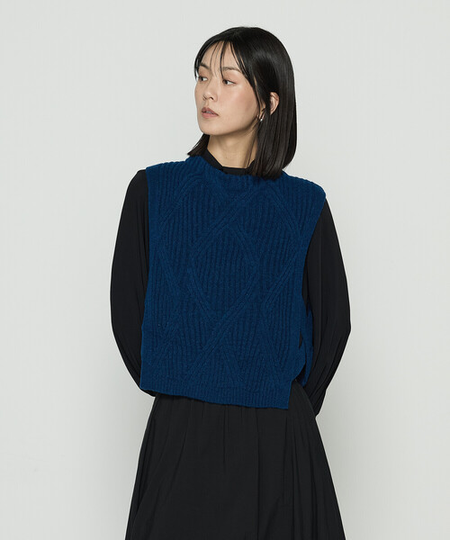 Gabardine K.T（ギャバジンケーティー）の「マシュマロブークレー ニットベスト（ベスト・レディース・ブルー/オフホワイト/グレー/ブラック・9号）」の4枚目の写真