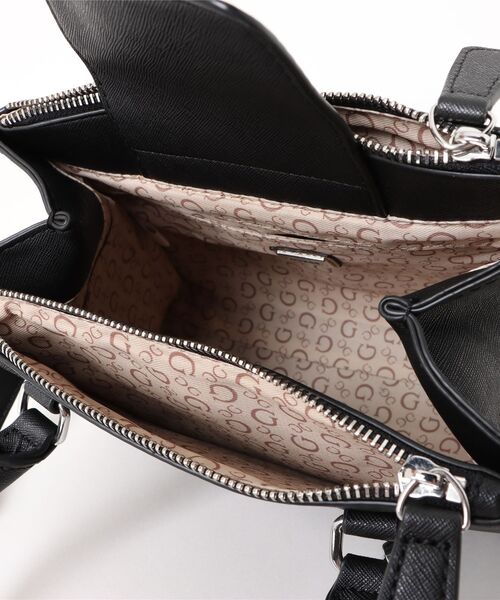 Guess（ゲス）の「【GUESS】ゲス RODNEY トートバッグ（トートバッグ・レディース・ベージュ/ブラック/ブルー系その他・FREE）」の6枚目の写真