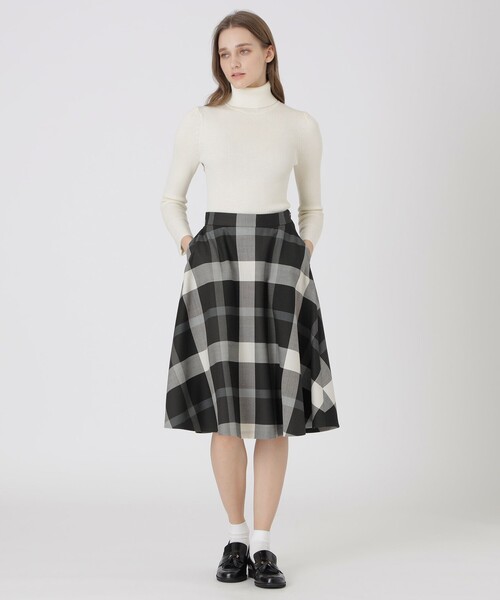 BLUE LABEL CRESTBRIDGE(ブルーレーベルクレストブリッジ)の「クレストブリッジチェックサキソニーフレアスカート(スカート・レディース・ベージュ系その他/ブラック/ブルー系その他4・36/38)」の4枚目の写真