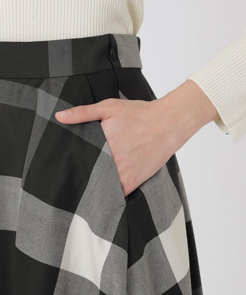 BLUE LABEL CRESTBRIDGE(ブルーレーベルクレストブリッジ)の「クレストブリッジチェックサキソニーフレアスカート(スカート・レディース・ベージュ系その他/ブラック/ブルー系その他4・36/38)」の9枚目の写真