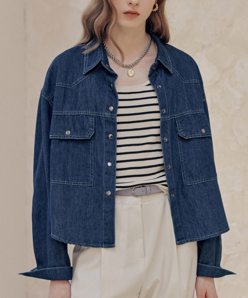 MAXZA（マージャコレクション）の「フラップポケットクロップウォッシングデニムシャツ（シャツ/ブラウス・レディース・ネイビー・FREE）」の2枚目の写真
