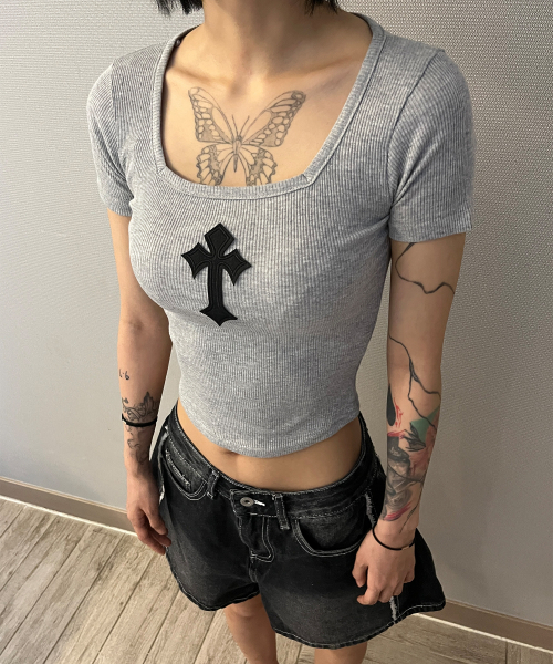 BORN SLIPPY(ボーンスリッピー)の「Cross Square Neck T-shirt (Gray)(Tシャツ/カットソー・レディース・その他・FREE)」の3枚目の写真