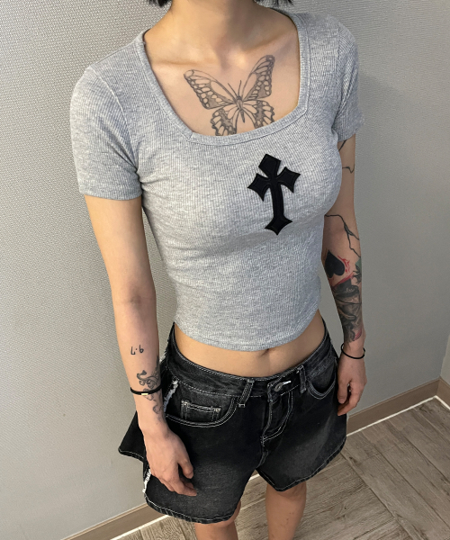 BORN SLIPPY(ボーンスリッピー)の「Cross Square Neck T-shirt (Gray)(Tシャツ/カットソー・レディース・その他・FREE)」の4枚目の写真