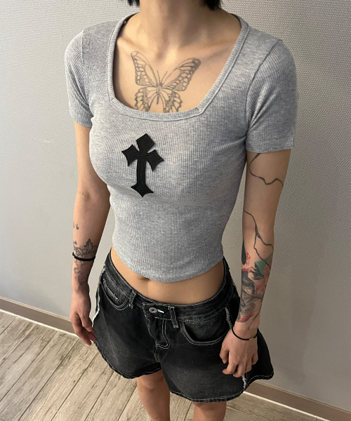 BORN SLIPPY(ボーンスリッピー)の「Cross Square Neck T-shirt (Gray)(Tシャツ/カットソー・レディース・その他・FREE)」の5枚目の写真