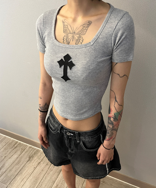 BORN SLIPPY(ボーンスリッピー)の「Cross Square Neck T-shirt (Gray)(Tシャツ/カットソー・レディース・その他・FREE)」の7枚目の写真