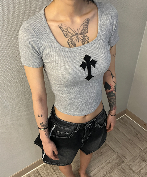 BORN SLIPPY(ボーンスリッピー)の「Cross Square Neck T-shirt (Gray)(Tシャツ/カットソー・レディース・その他・FREE)」の8枚目の写真