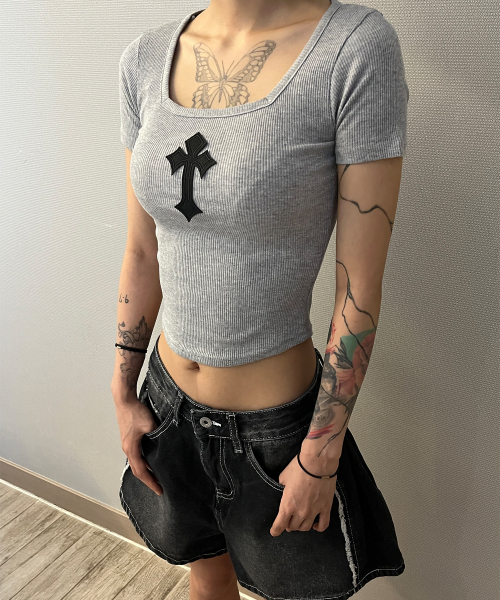BORN SLIPPY(ボーンスリッピー)の「Cross Square Neck T-shirt (Gray)(Tシャツ/カットソー・レディース・その他・FREE)」の10枚目の写真