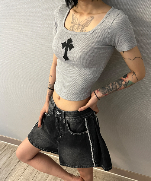 BORN SLIPPY(ボーンスリッピー)の「Cross Square Neck T-shirt (Gray)(Tシャツ/カットソー・レディース・その他・FREE)」の14枚目の写真