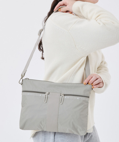 LeSportsac(レスポートサック)の「POUCH CROSSBODY ソフトトープC(ショルダーバッグ・レディース・グレー・FREE)」の2枚目の写真