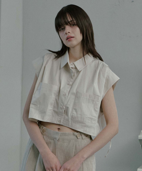 MOIREMOA(モアレモア)の「crop pocket shirt -beige(シャツ/ブラウス・レディース・ベージュ・FREE)」の2枚目の写真