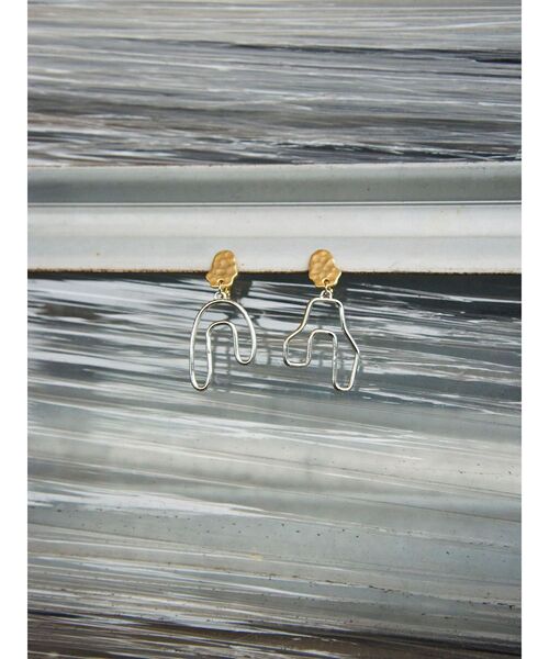 UN3D.（アンスリード）の「ASYMMETRY PIPE EARRING / アシンメトリーパイプイヤリング（イヤリング・レディース・ブラック/シルバー/ターコイズブルー・FREE）」の4枚目の写真